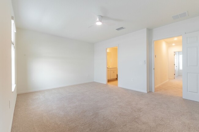 Building Photo - Beautiful Modern Town Home with Water Fron...