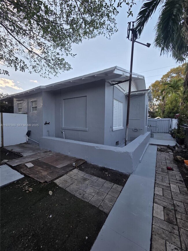 Building Photo - 568 SW 3rd St