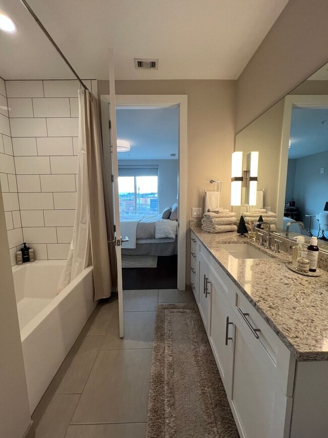 Building Photo - Spacious 2 bedroom 3 bath condo with office in City Lights!