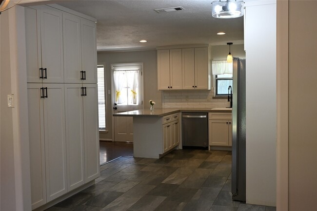 Building Photo - 212 Summit Dr