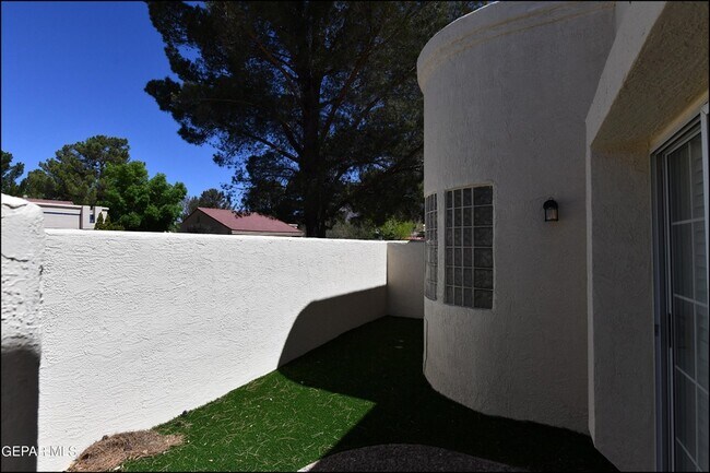 Building Photo - 1004 Los Jardines Cir