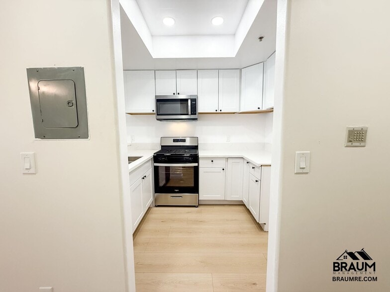 Building Photo - 11035 Moorpark St