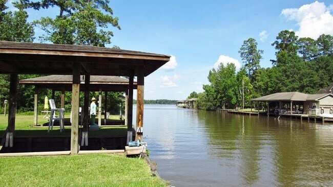 Building Photo - 70 Lakeside Dr