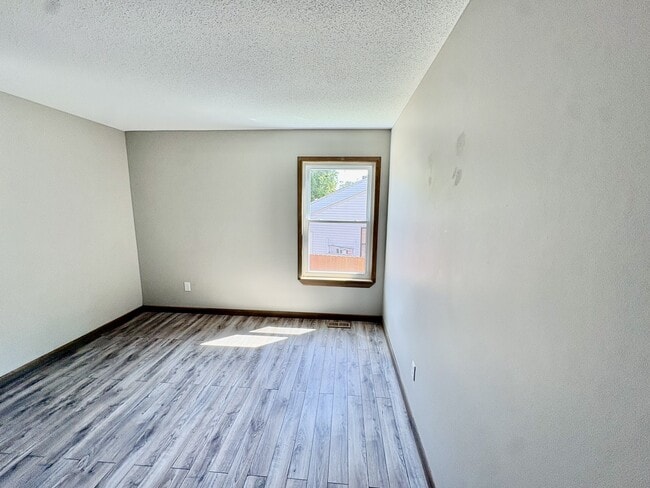Building Photo - 4 Shining Rock Dr