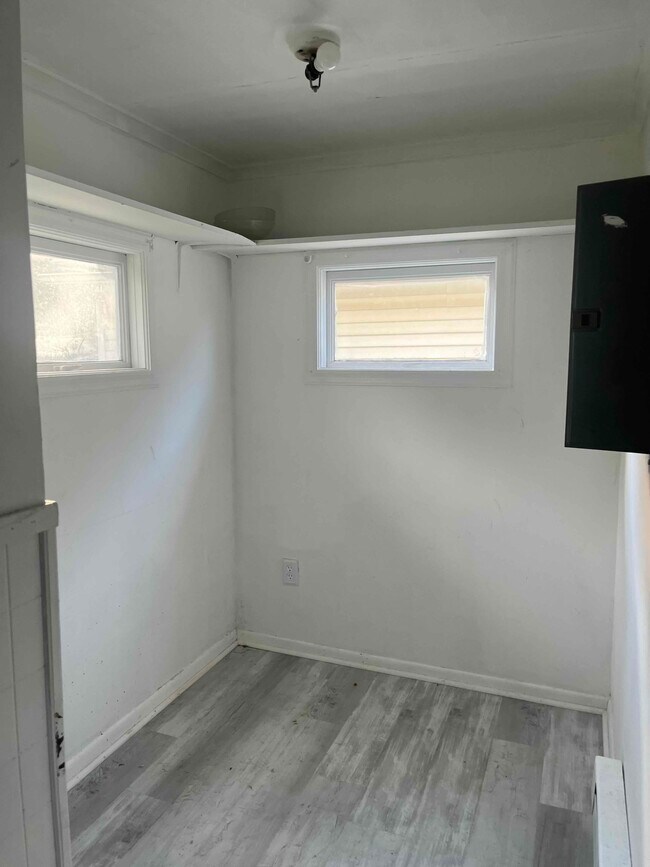 Building Photo - 633 S Blakely St