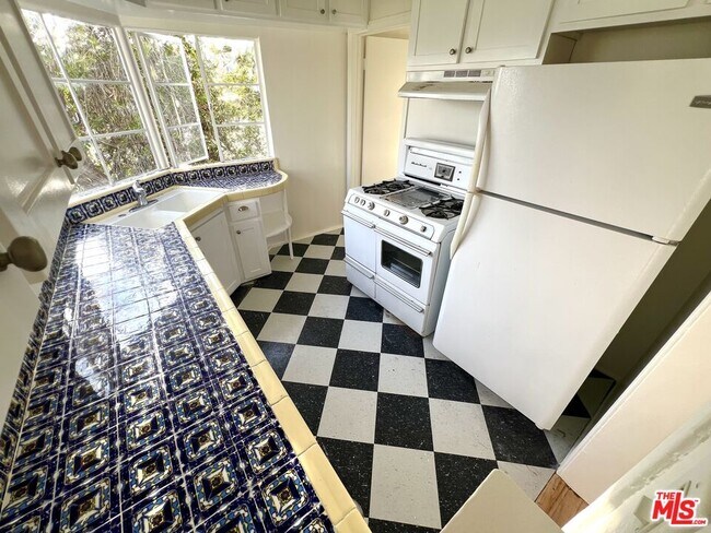 Building Photo - 2185 Broadview Terrace