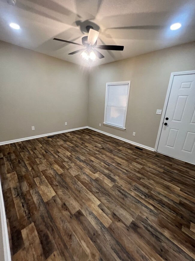 Building Photo - 3 Bed 2 Bath