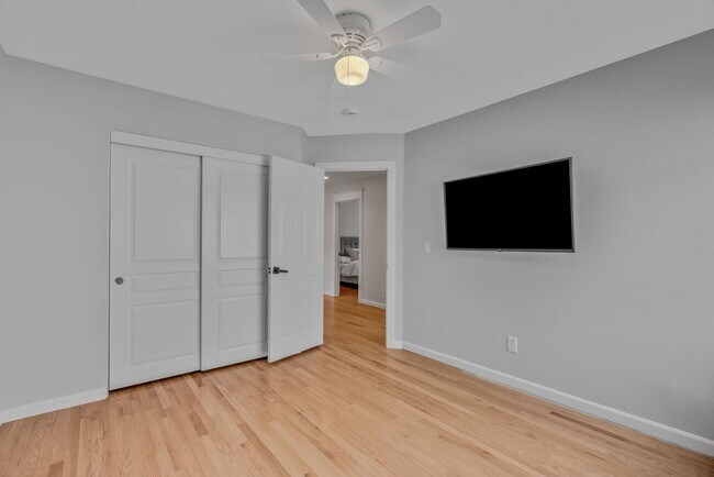 Building Photo - Stunning, spacious 4-bdrm/4-bath in Tigard. Fireplace, massive decks, next to nature