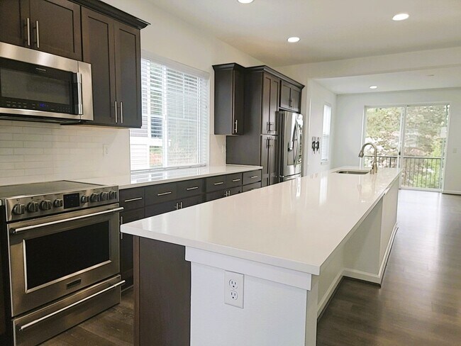 Building Photo - PENDING APPLICATION APPROVAL Gorgeous 2 -B...
