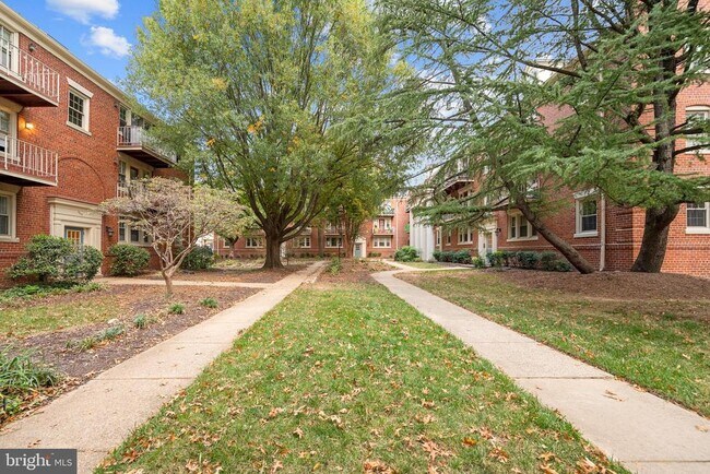 Building Photo - 1403 E Abingdon Dr