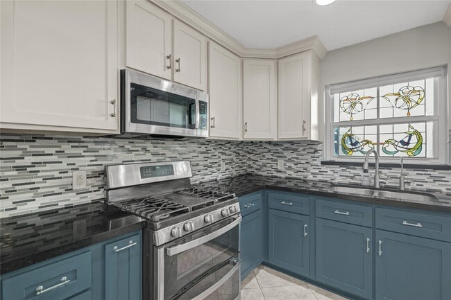 Building Photo - 10303 Greenwillow Dr