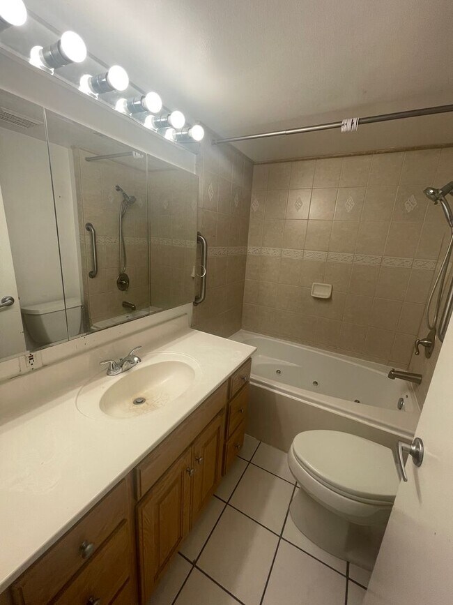 Building Photo - 550 E 250 N