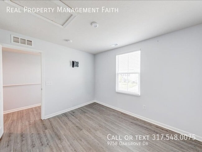 Building Photo - 9758 Oak Grove Dr