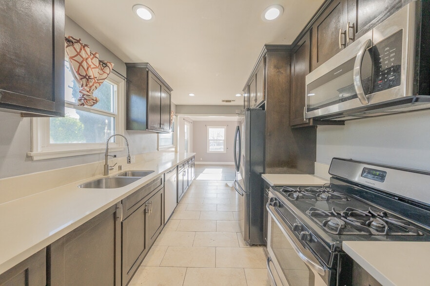 Building Photo - 14947 Chatsworth St