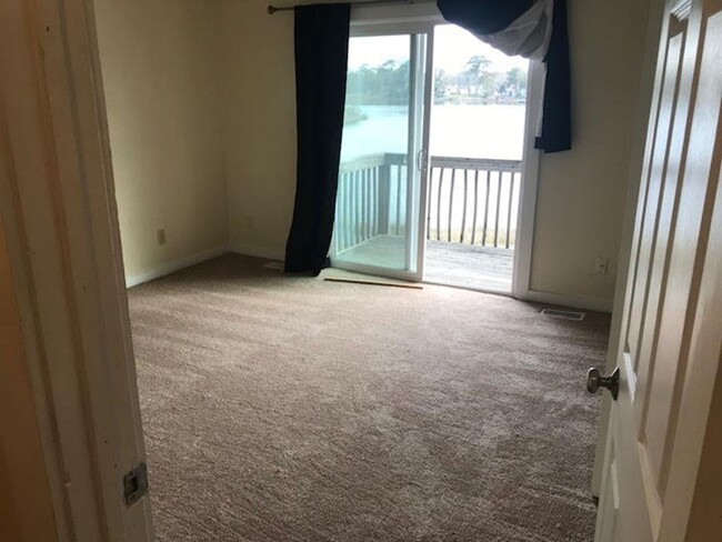 Building Photo - 2 BED / 1.5 BATH CONDO