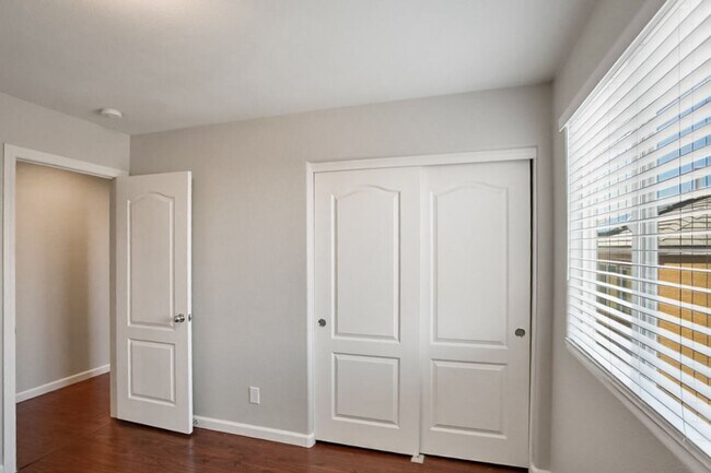 Building Photo - 4 Bedroom, 3 Den West Side Home