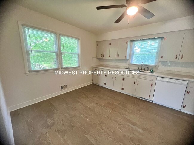 Building Photo - Freshly Updated 2 Bedroom Duplex