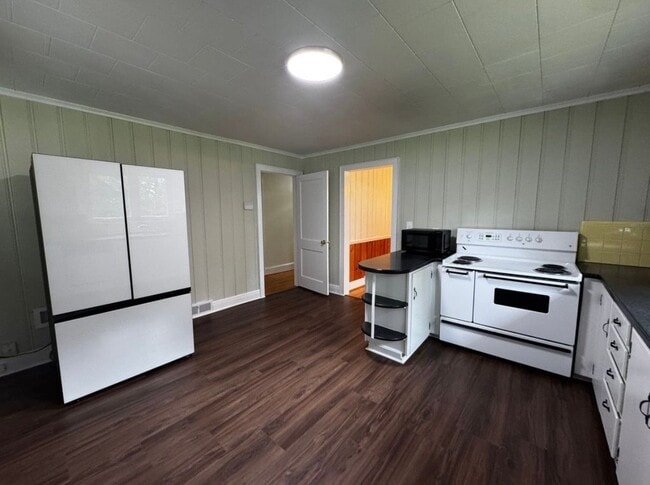 Building Photo - 4011 Rolling Hill Dr