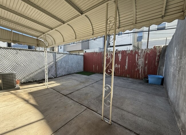 Building Photo - 314 Jackson St