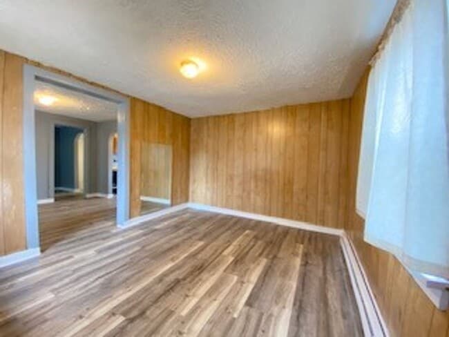 Building Photo - $200 OFF FIRST MONTH RENT -1 Bedroom Single Family Home in Elkhart!