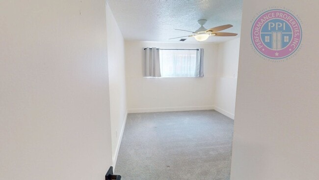 Building Photo - * DESIRABLE MILWAUKIE HOME!  A GARDENER'S ...