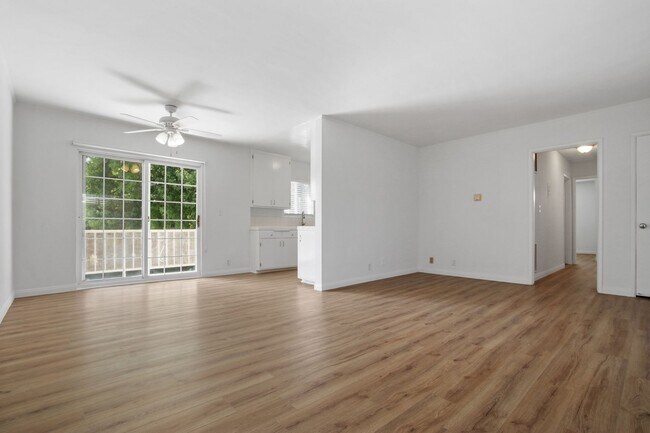Building Photo - 529 Montana Ave - 5 blocks to the beach in...