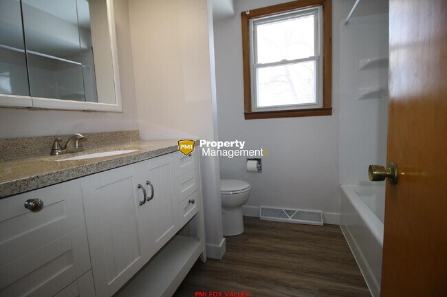 Building Photo - Large Updated 3 Bedroom Ranch