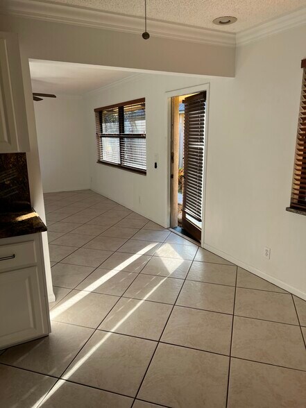 Building Photo - 119 Lakeview Ave