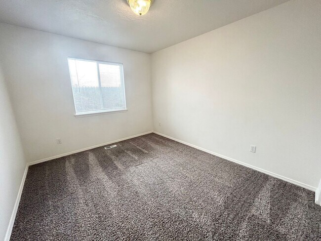 Building Photo - 4650 N Date Palm Ave