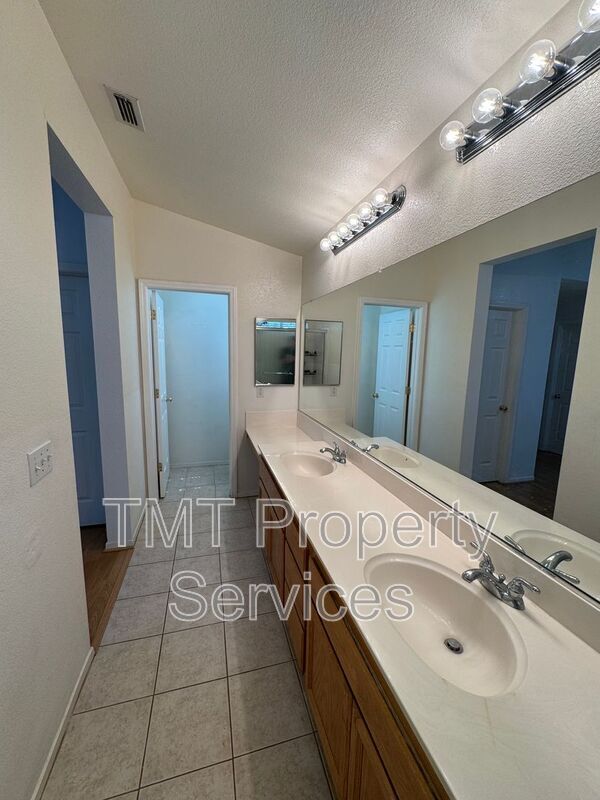 Building Photo - 9440 Stone Springs Dr