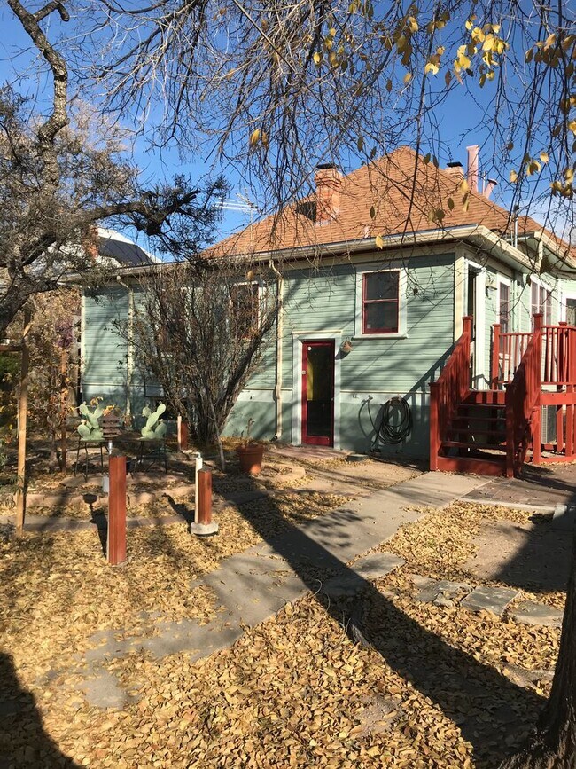 Building Photo - HISTORIC QUEEN ANNE 3 Bedroom  2 Bath