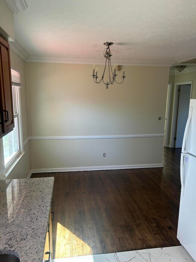 Building Photo - 2209 Jasmine Dr