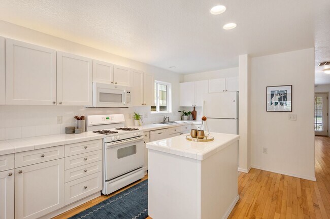 Building Photo - Spacious Cathedral Park Townhouse with Private Yard & Garage