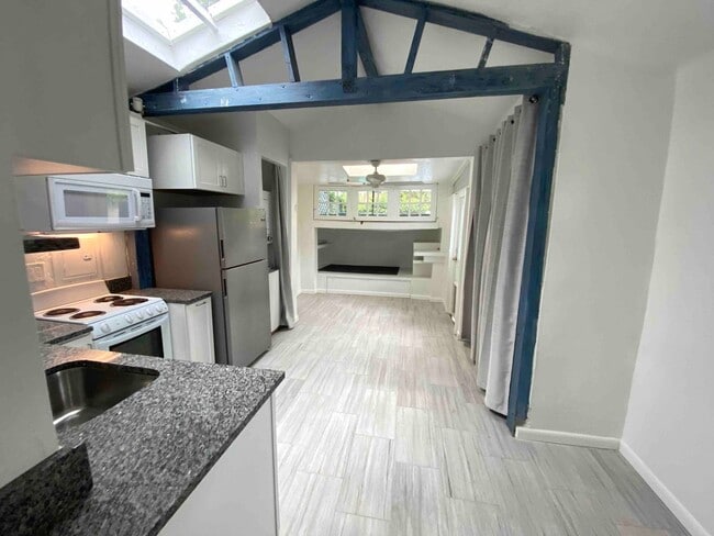 Building Photo - Beautiful large studio 2 blocks from the b...