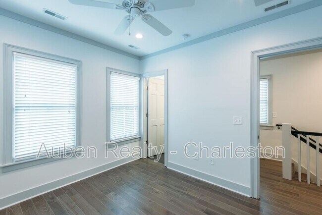 Building Photo - 10 Orrs Ct