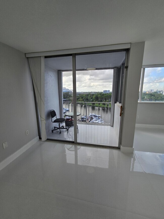 Building Photo - 1700 NW North River Dr