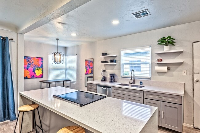 Building Photo - Charming 2 bedroom