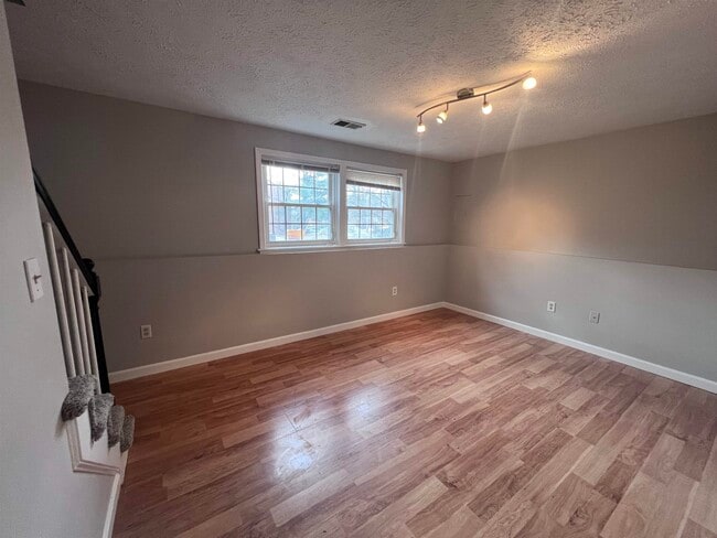 Building Photo - 83 Derryfield Ct