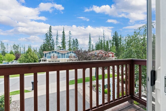 Building Photo - Reese's Retreat!!  2 BR + Den/2.5 BA White...