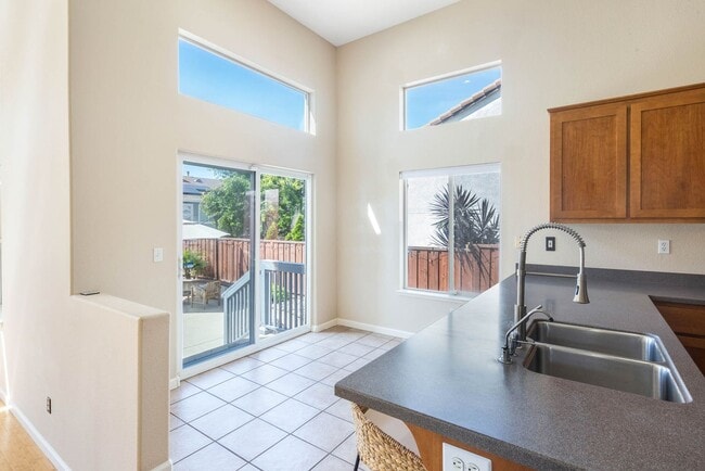 Building Photo - Gorgeous 4 Bedroom with SOLAR in Shadow Lakes!