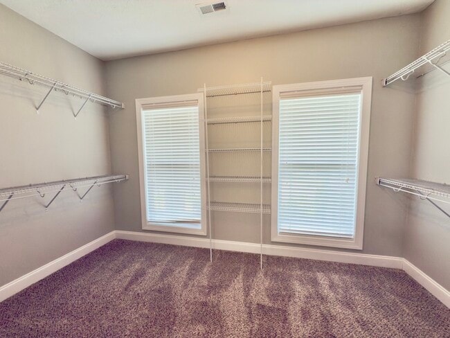 Building Photo - 532 Larkspur Dr