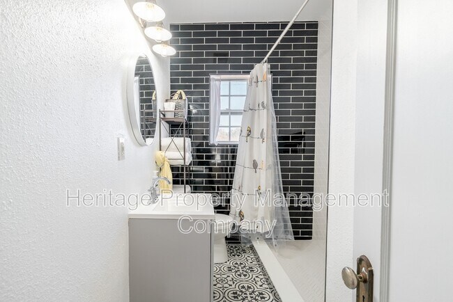 Building Photo - 475 E French Pl