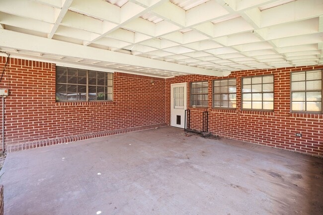 Building Photo - Spacious Canyon Home
