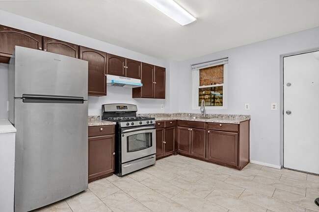 Building Photo - 2 Bedroom Rental In McElderry Park Vouchers Accepted and Poor Credit Considered