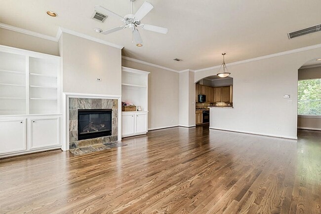 Building Photo - 513 Leverkuhn St