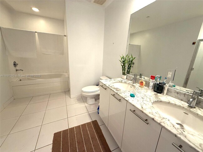 Building Photo - 950 Brickell Bay Dr