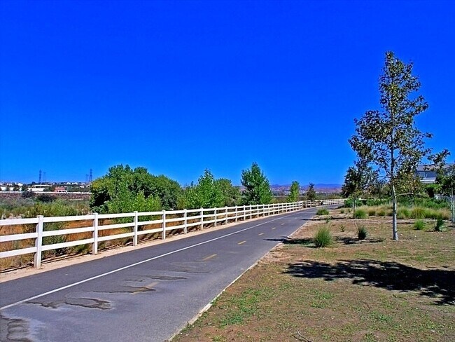 Building Photo - Spacious 4-Bedroom Townhome with Downstairs Bed/Bath in Creekside!