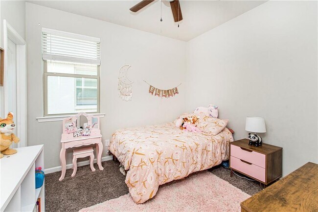 Building Photo - 717 W Lakeshore Landing Dr