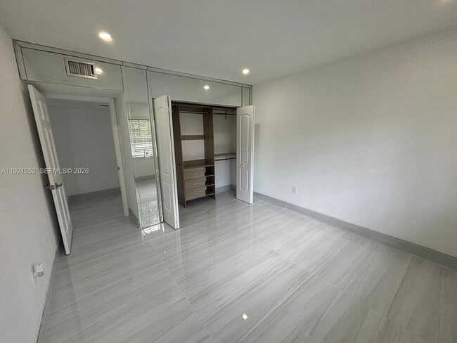 Building Photo - 725 91st St