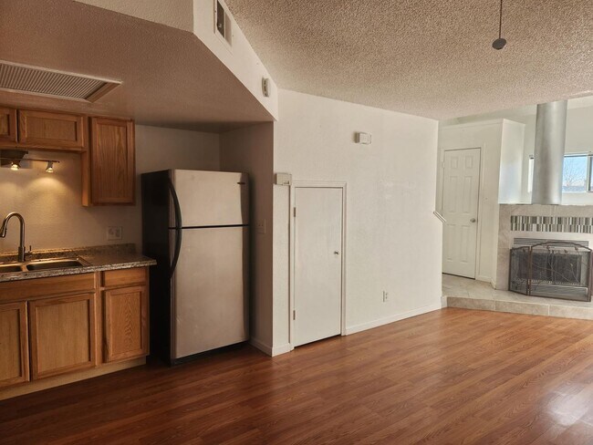 Building Photo - Cozy Split-level Condo with a Private Balcony!